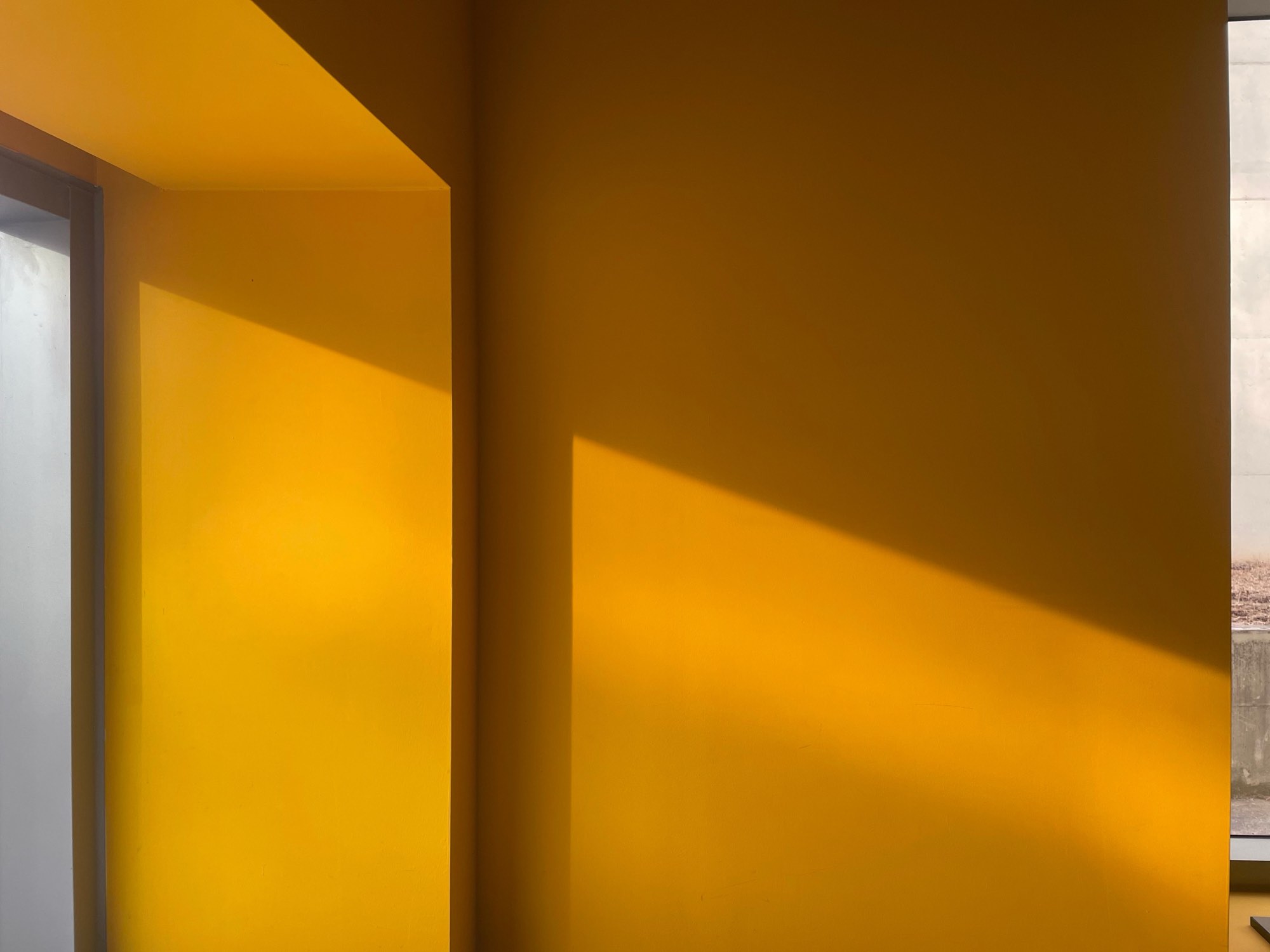 Pared pintada en amarillo con acabado alisado perfecto